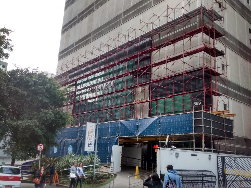 SHOPPING FREI CANECA – Consolação, São Paulo - Andaime Fachadeiro sobre H20 e Andaime Multidireciol p/ Reforma