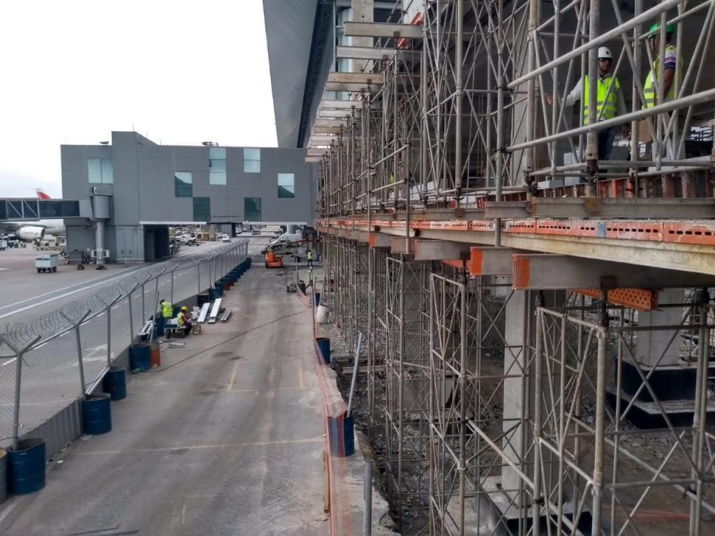 AEROPORTO INTERNACIONAL DE GUARULHOS TPS 03 – Guarulhos, São Paulo - Escoramentos Metálicos p/ Pré Moldados e Escada de Acesso Andaime Multidirecional