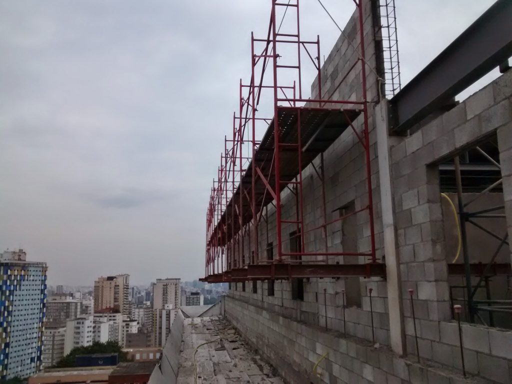 HOSPITAL DAS CLINICAS - Cerqueira César, São Paulo -  Andaimes Fachadeiros sobre Estrutura Metálica p/ Manutenção